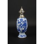 blauw/wit Chinees porseleinen theebus met floraal decor, Kangxi, circa 1700, voorzien van Nederlands