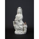Chinees porseleinen blanc-de-Chine sculptuur met voorstelling van Quanyin met kinderen, 18e eeuw, h.
