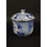 blauw/wit Chinees porseleinen dekselpot met floraal decor, 18e eeuw, randen afgezet met zilveren