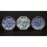 stel blauw/wit Chinees porseleinen borden met floraal decor, Kangxi, circa 1700, diam. 20 cm en bord