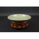 Chinees porseleinen Celadon schotel, 19e eeuw, diam. 21 cm (A) op[ losse houten voet- - -29.00 %