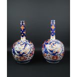 stel Japans porseleinen Imari flesvazen met decor van vogels en bloemen, 19e eeuw, h. 39 cm (1 x