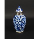 blauw/wit Chinees porseleinen theebuste met floraal deocr, Kangxi, circa 1700, voorzien van