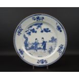 blauw/wit Chinees porseleien schotel met decor van dames in landschap, Qianlong, circa 1740, diam.