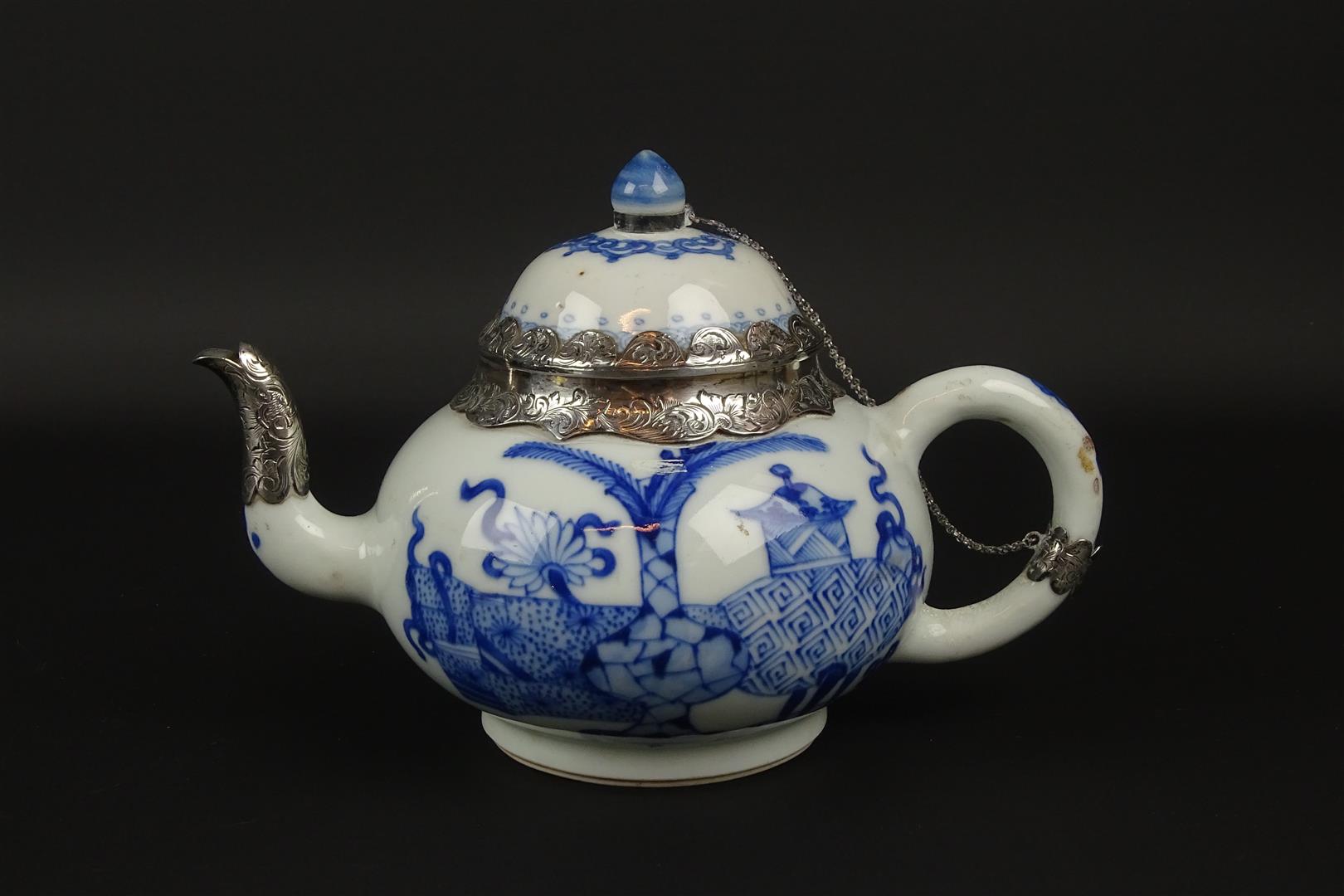 blauw/wit Chinees porseleinen trekpotje met decor van antieke vazen, Kangxi, circa 1700, voorzien