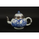 blauw/wit Chinees porseleinen trekpotje met decor van antieke vazen, Kangxi, circa 1700, voorzien