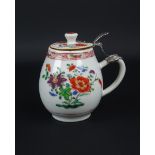 Chinees porseleinen famille rose mosterdpot met floraal decor, Qianlong, 18e eeuw, voorzien van