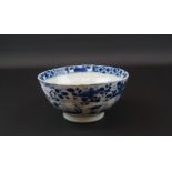 blauw/wit Chinees porseleinen kom met decor van konijnen, vogels en bloemen, Kangxi, 17e eeuw, diam.