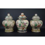 3 Chinees porseleinen dekselvazen met decor van figuren en landschappen, 19e eeuw, h. 28 cm (3 x A)-