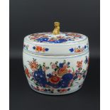 Chinees porseleinen imari dekselterrine met floraal decor en deksel bekroond door leeuw, Kangxi,