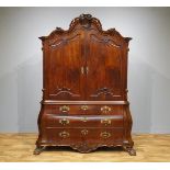 Hollands mahonie Louis XVI kabinet, de gebogen kap bekroond met medaillon en strikmotieven waaronder