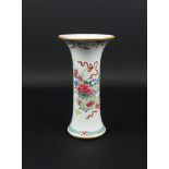 Chinees porseleinen famille rose vaasje met decor van bloemenmand, Qianlong, 18e eeuw, h. 15 cm (