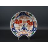 Japans porseleinen Imari scheerbekken met decor van bloemenvaas, begin 18e eeuw, diam. 26 cm (