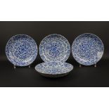 4 blauw/wit Chinees porseleinen borden met decor van bloemen, Kangxi, circa 1700, diam. 21,5 cm (
