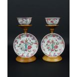 2 Chinees porsweleinen famille rose kop en schotels met decor van vaas en bloemen, Yongzheng /