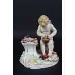 porseleinen sculptuur met voorstelling van schoenmakende putto, gemerkt: Meissen, 19e eeuw, h. 12 cm