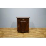 mahonie Zeeuwse transition commode, de lade en deur versierd met bronzen slotplaten, rustend op