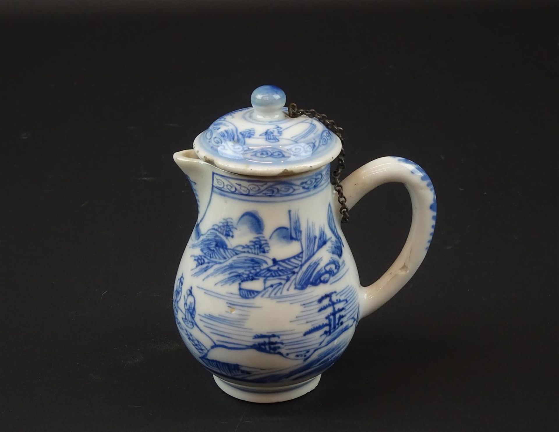 blauw/wit Chinees porseleinen dekselkannetje met decor van rivierlandschap, Qianlong, 18e eeuw, h.