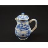 blauw/wit Chinees porseleinen dekselkannetje met decor van rivierlandschap, Qianlong, 18e eeuw, h.