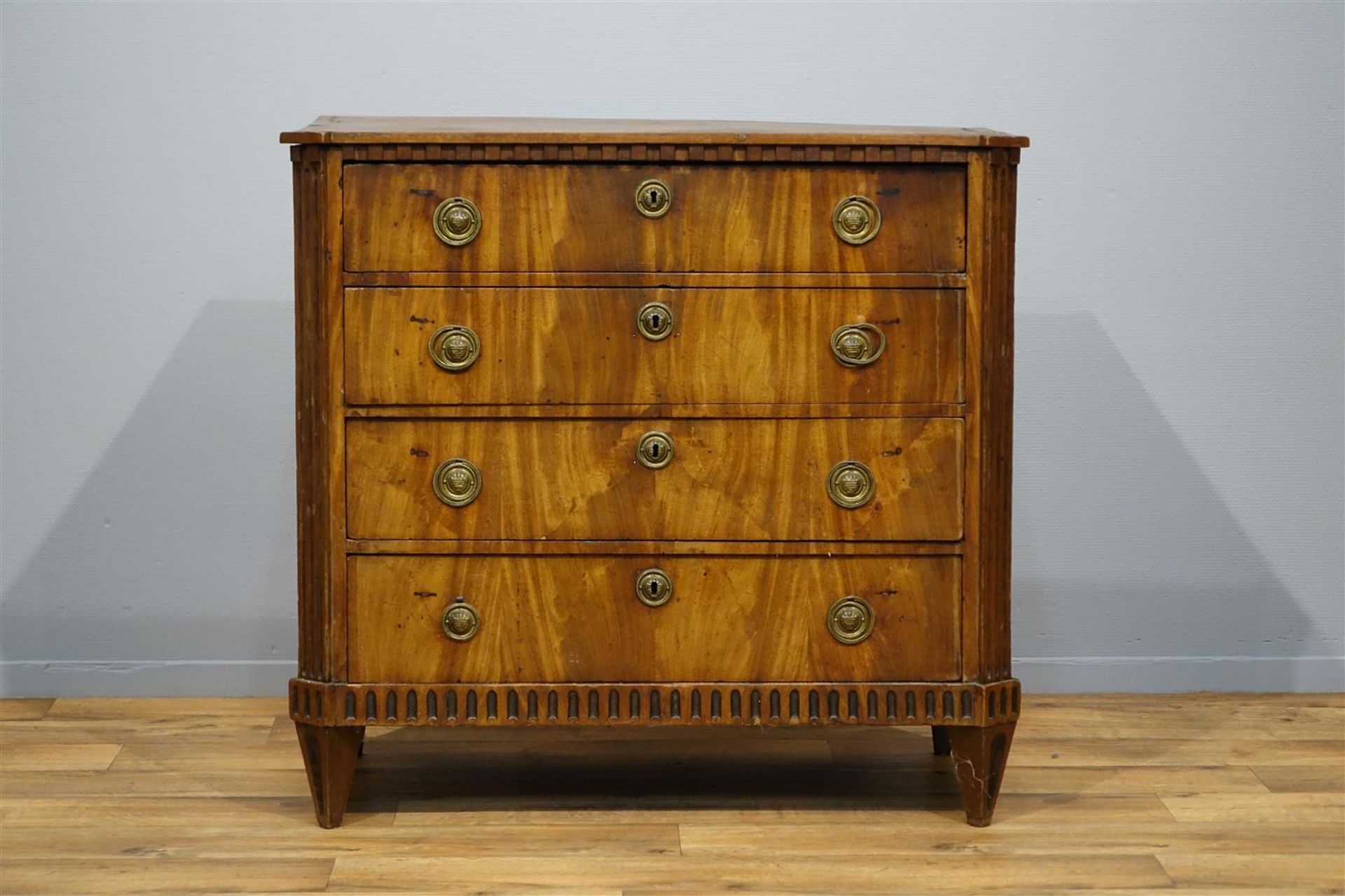 mahonie Louis XVI commode met 4 laden versierd met bronzen grepen en geflankeerd door