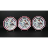3 Chinees porseleinen octoganale borden met famille rose decor van landschap, 18e eeuw, diam.23