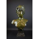 Emmanuel Villanis (1858-1914)bronzen buste met voorstelling van dame met haarband, 'Tanagra',