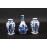 stel blauw/wit Chinees porseleinen vaasjes met decor van lijzen, 18e eeuw, h. 10 cm (1 x A, 1 x B)