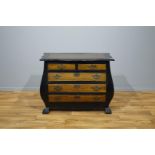 koloniale djatihouten commode met gecontourneerd blad en enkelgebogen front waarin 3 laden,