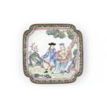 Chinese emaille pattipan met Chine-de-commande decor van Hollandse man en vrouw onder boom,