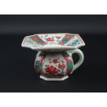 Chinees porseleinen famille rose kwispedoor met floraal decor, Qianlong, 18e eeuw, h. 7,5 cm (oor