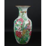 Chinees porseleinen vaas met decor van pauw en bloemen, 20e eeuw, h. 43 cm -haarlijn in hals-- - -