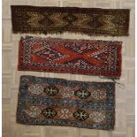 3 handgeknoopte tapijten, waaronder Yomuth en antieke Ersari Torba uit de 19e eeuw- - -29.00 %
