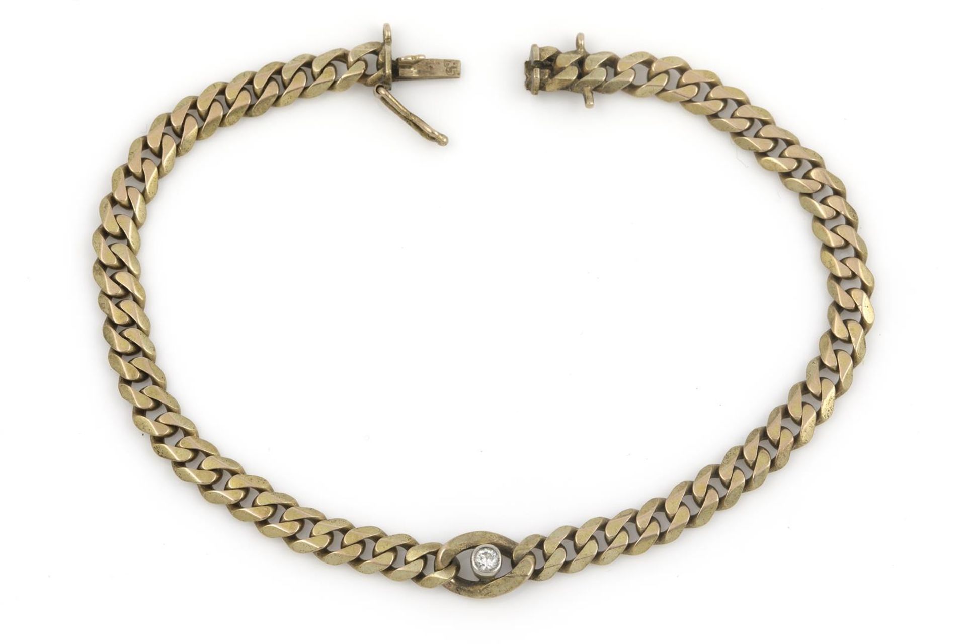 14 krt. gouden schakelarmband bezet met 1 kleine briljant, lengte: 19 cm., breed: 5 mm., gewicht: 12