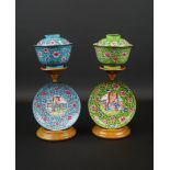 2 Chinese emaille dekselkommen op onderschotel, voorzien van floraal decor, 19e eeuw, h. 7,5