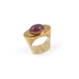 18 krt. gouden ring bezet met 1 cabochon geslepen amethist, ontwerp en voorzien van meesterteken: