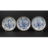 3 blauw/wit Chinees porseleinen borden met floraal decor, 1e helft 18e eeuw, diam. 23 cm (3 x A/