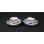 2 Chinese emaille kop en schotels met floraal decor, kanton, 19e eeuw- - -29.00 % buyer's premium on