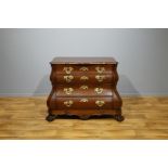 Hollandse jatobahouten Louis XV commode met gecontourneerd blad en dubbelgebogen front waarin 4