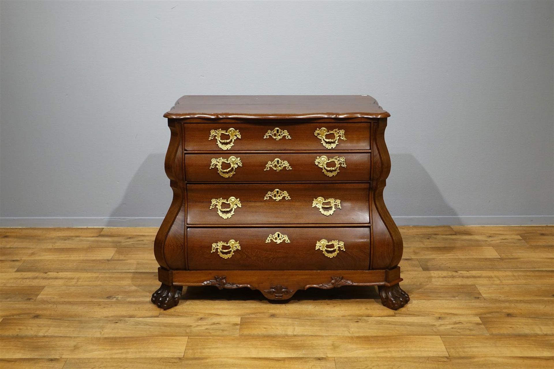 Hollandse jatobahouten Louis XV commode met gecontourneerd blad en dubbelgebogen front waarin 4