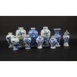 10 blauw/wit Chinees porseleinen vaasjes met o.a. floraal decor, Kangx en later, 18e eeuw- - -29.