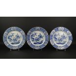 3 blauw/wit Chinees porseleinen borden met decor van joosjes te paard, 19e eeuw, diam. 28 cm (2 x A,