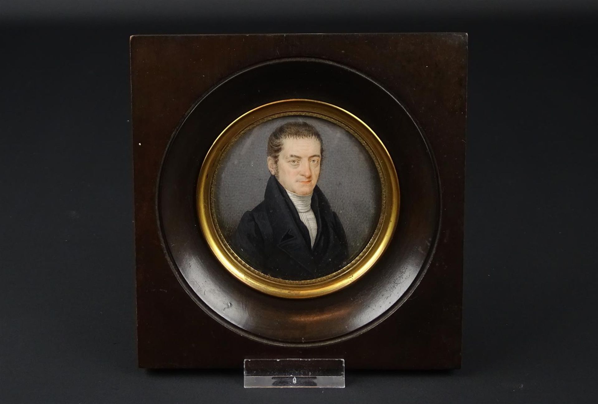 ronde portretminiatuur met voorstelling van heer, 19e eeuw, afmetingen inclusief lijst: 13,5 x 13 cm