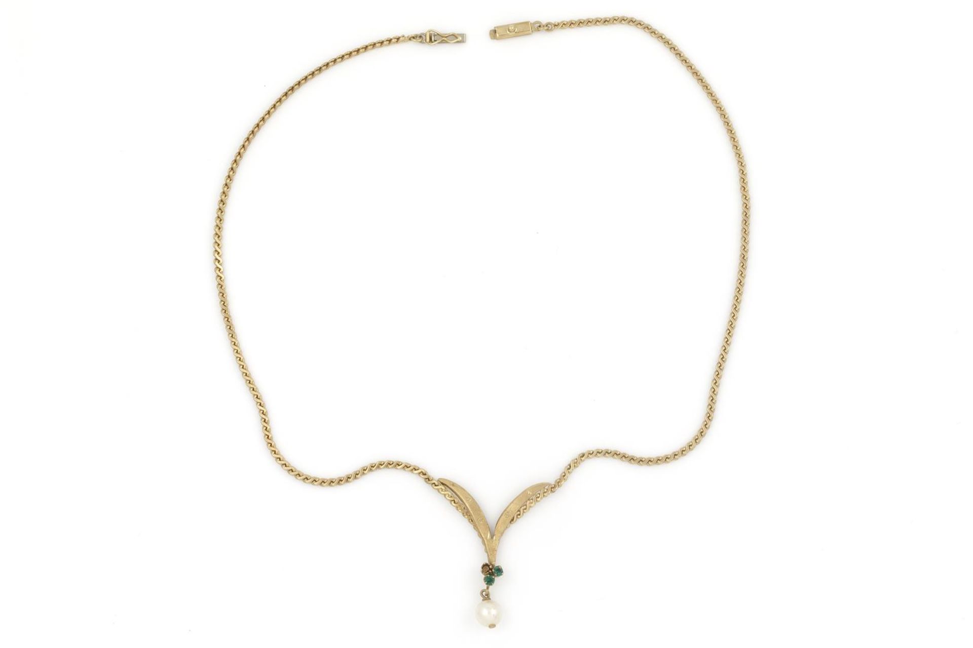 14 krt. gouden collier met 1 parelhanger en bezet met 2 kleine smaragden, lengte: 43 cm., gewicht: