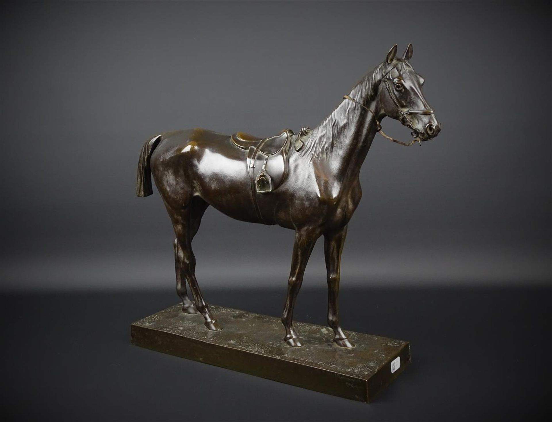 Joseph Cuveliergepatineerde bronzen sculptuur met voorstelling van staand paard met zadel,