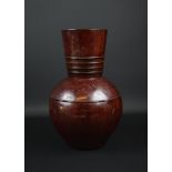 roodgepatineerde balustervormige bronzen vaas, de hals met vier horizontale dunne banden, gemerkt