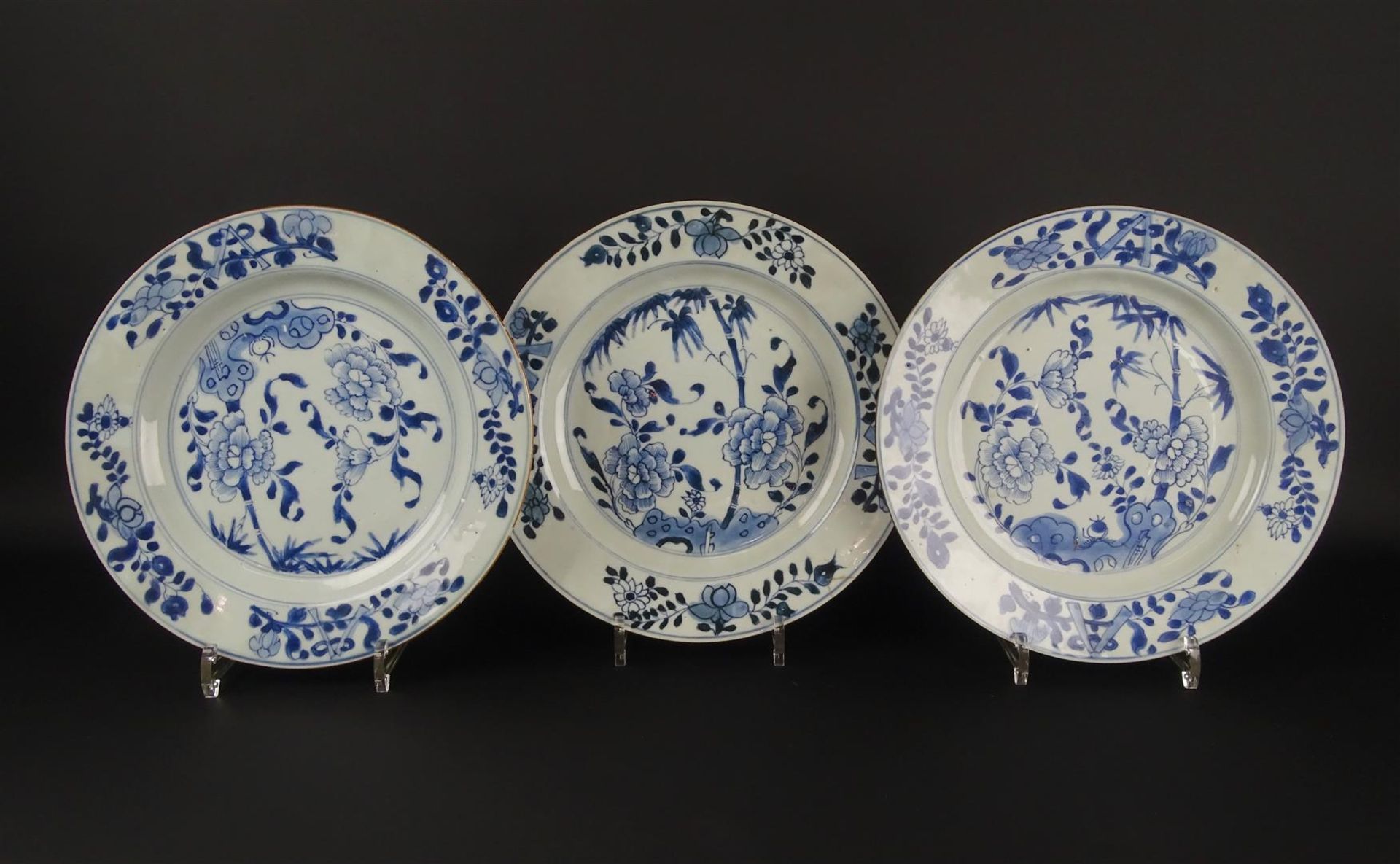 3 blauw/wit Chinees porseleinen borden met bloemdecor, Qianlong, 18e eeuw, diam. 28 cm (lichte