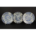 3 blauw/wit Chinees porseleinen borden met bloemdecor, Qianlong, 18e eeuw, diam. 28 cm (lichte