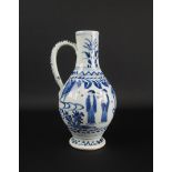 blauw/wit Japans porseleinen oorkan met decor van figuren in landschap, 17e eeuw, h. 23 cm (A)- - -