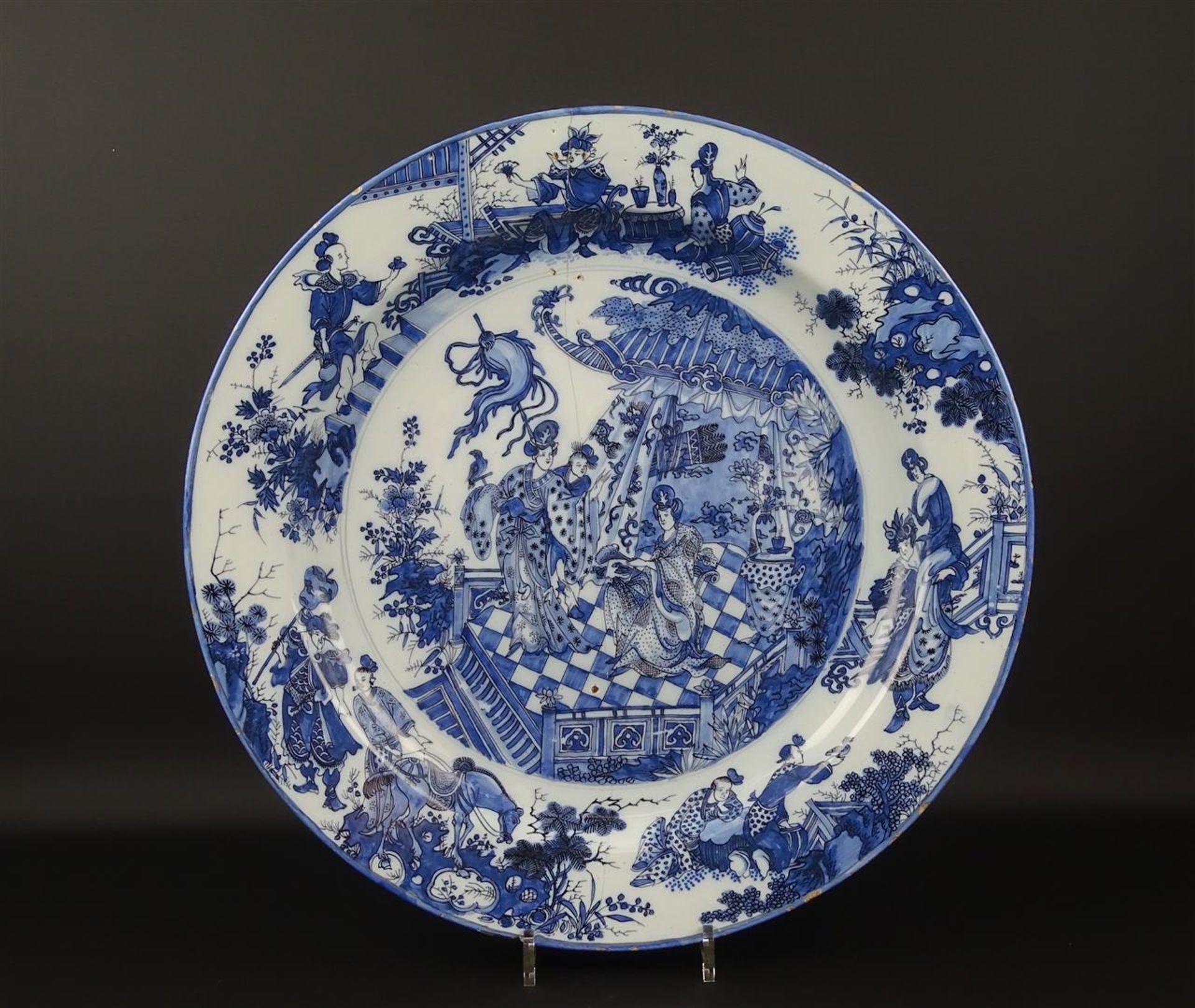 kapitale Delfts aardewerk schotel met blauw chinoiserie decor van hofdames omgeven door diverse