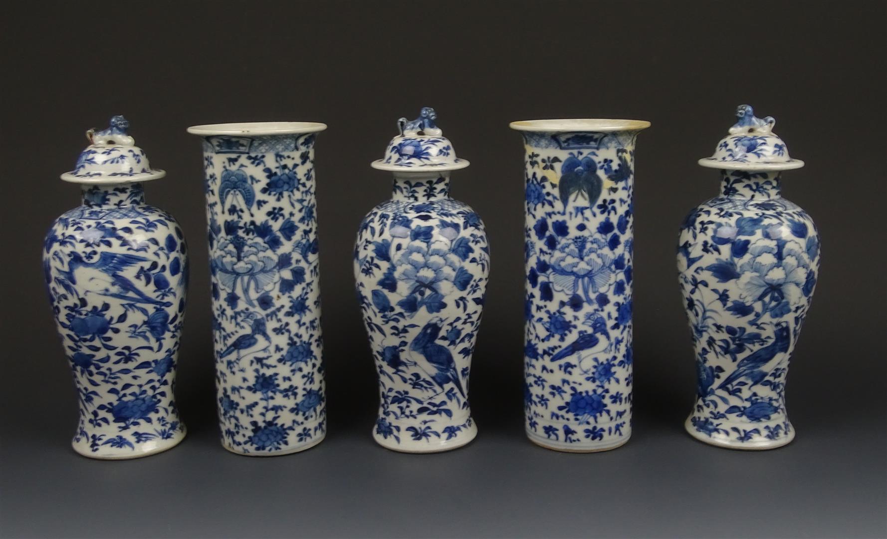 5-delig blauw/wit Chinees porseleinen kaststel met decor van vogels, vlinders en bloemen, 19e